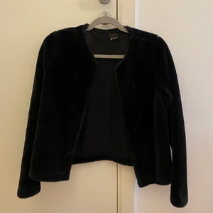 Pälsjacka/kofta - Jättemjuk och mysig pälsjacka/kofta, perfekt för utekvällar. I jättebra skick. Lite liten i storleken, passar xs/s. Köparen står för frakt🥰