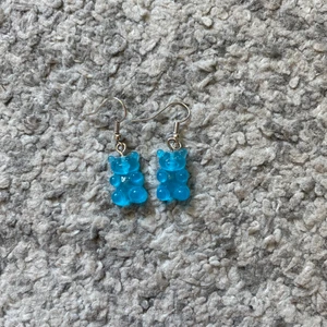 Blåa örehängen  - Helt oanvända säljer för det är inte min stil riktigt . TAR ENDAST SWICH 