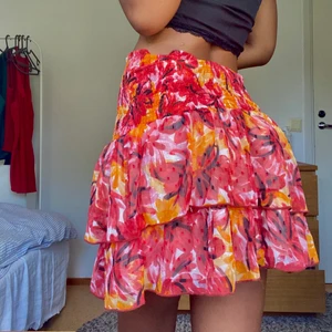 Blommig volang kjol - Väldigt somrig kjol, använd Max 2 gånger. Frakt tillkommer💕