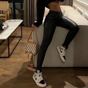 Skinnbyxor  - Riktigt fina svarta skinnbyxor från H&M 🖤 säljs då de inte kom till användning för jag har andra! Alltså väldigt fint skick på dom. Storlek: 38 pris: 150kr + frakt 📦