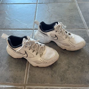 Nike skor - Säljer dessa supercoola Nike skor! Bra skick på skorna🦋