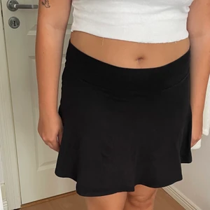 Tennis kjol - En fin svart tennis kjol från Forever 21, i storlek m, men passar både m och L. Väldigt fin och skön i tyget. Kommer tyvärr inte till användning längre 💕 Köparen står för frakten 