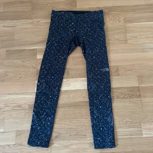 Träningsbyxor storlek S - Superbra skick! Aldrig använda träningsbyxor från The North Face.