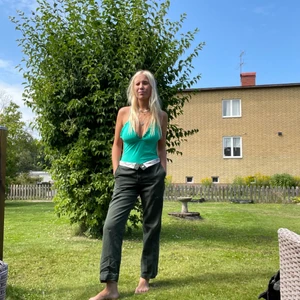 Dickies mörkgrön - Säljer mina dickies som har lite skateboardslitningar. Har använt dom själv i ungefär ett år 