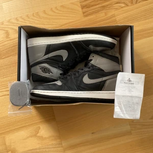 Jordan 1 Shadow - Säljer mina Jordan 1 Shadow i storlek 45. Bra skick, låda och extra snören ingår och kvitto. Skriv för frågor eller fler bilder!