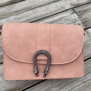 NY axelväska med lappar Ginatricot  - Läcker väska med många praktiska fack som tyvärr inte använts. Mått:23x18 cm. Färg stämmer bra med bilder.