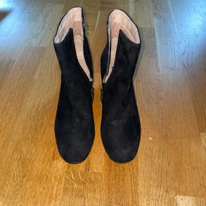 Oanvända skor - Skor som jag fick men som är för stora för mig och har därför bara har stått i garderoben. Tror dock att de är lite mindre i storleken.