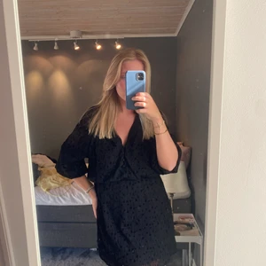 Svart klänning  - En svart glittrig klänning från Zara 