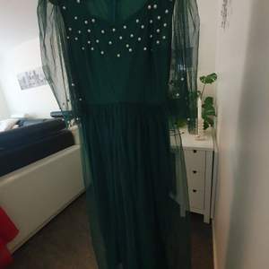 Ny klänning som har härlig grön färg 