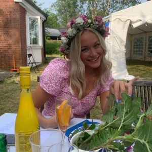 BLOMMIG &OTHER STORIES - Blommig klänning från & Other Stories! Använd 1 ggr. Storlek S men passar nog även XS. Jag är en XS/S. 