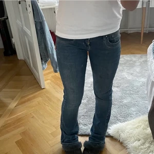 lågmidjade jeans - populära slutsålda jeans från ltb köpta från zalando, stl 26/30. sitter jätte fint på kroppen och passar bra i längden om due runt 160❤️ kan posta och mötas upp i Stockholm. köpa för 725kr säljer för 350kr + frakt.