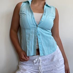 Blå topp  - Säljer den här fina toppen eftersom den inte riktigt passar mig över bysten :) köpt i Spanien och är sällan använd🦋