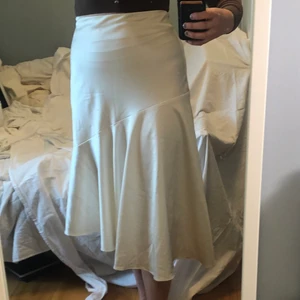 Asymmetrisk satinkjol - Asymmetrisk satinkjol från monki. Jag är 176. 