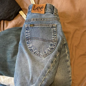 Lee jeans - Ljusa högmidjade, raka jeans från Lee. Vintage i väldigt bra skick. Stl 30 men passar mig som annars har 27. Jättefina men kmr inte till användning. Säljer fler jeans på min profil!
