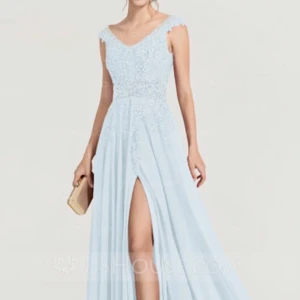 Helt oanvänd balklänning  - En helt oanvänd jättefin balklänning, då balen ställdes in pga pandemin💙prislapp sitter fortfarande på.  Nypris 2810kr, mitt pris 1500kr + frakt💙 Färg: dimblå 