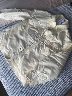 Vit jacka  - Fin gräddvit jacka från Gina helt oanvänd med prislappen kvar.💞 storlek xs obs väldigt stor i storleken (oversized)