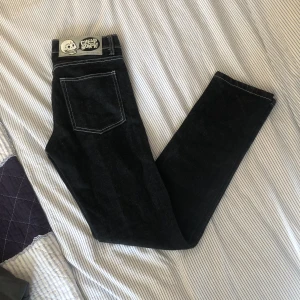 Low waist cheap monday jeans - Cheap monday jeans som är straight low waist jeans med vit sömm!! Säljer då de är försmå, storlek 32 (jag bär storlek 36 och de sitter perfekt överallt förutom i midjan som man kan se). Cheap monday finns Tyvär inte längre! Så det är limited edition! 