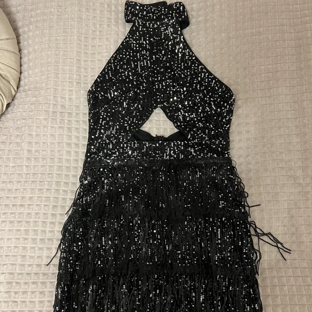 Säljer denna glittriga klänning med fransar & paljetter! ✨ Inköpt på shein för att använda på en gatsby fest & säljs då jag ej kommer få mer användning av den 🤍Stl M, true to size skulle jag säga. Är normalt s/m. Inköpt för 389kr.. Klänningar.