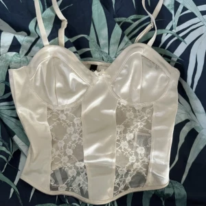 söt topp - söt topp som jag har använt ca 3 gånger, säljer den då den är för liten vid bysten :’( priset inkluderar ej frakten