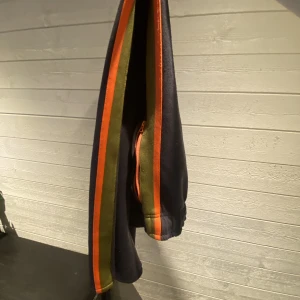 Weekday Mjukis Byxor - Byxorna är straight leg och kommer passa dig perfekr som gillar pösiga byxor Säljes för dem inte används Köpt för 450kr Säljs för 200kr