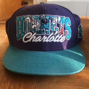 Charlotte Hornets Keps - Snapback keps med Basket loggor. Inköpt i SAN Fransisco och är i bra skick. 