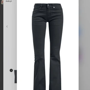 Svarta lågmidjade jeans - Säljer dessa så sjukt snygga svarta jeansen, lågmidjade o perfekt bootcut! Säljer då jag har ett par annat likadana!