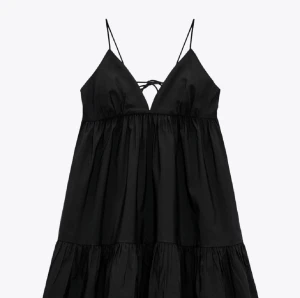 Zara klänning  - Jättefin zara klänning, använd ett fåtal gånger nästan helt ny.❤️‍🔥