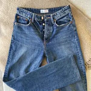 Säljer dom populära lågmidjade jeansen från Zara, köpt från en annan säljare här på plick men jeansen var för små på mig! 🤍