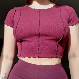 Exposed seams t-shirt - Så himla fin t-shirt från Pull&bear. Strl S men skulle nog säga att den skulle passa bra på en XS också då den är tight men har mycket stretch. 