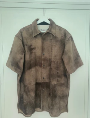 Acne Studios Sample-skjorta i Mocka - Acne Studios Mocka-skjorta (Sample)  Storlek: 46 (Oversize) Färg: Brun Skick: Ny/Oanvänd Nypris: 12 000kr