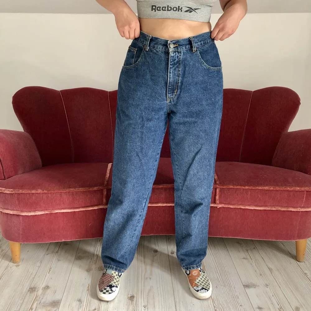 Vintage jeans från Vero Moda i snygg mörkblå wash. Skriv om du har några frågor💕. Jeans & Byxor.