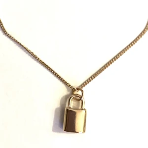 Halsband med gulligt litet lås, guldfärgat  - Jätte sött halsband som är guldfärgat med ett litet lås på. Helt i nyskick då de aldrig använts. 