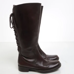 Stövlar  - Stövlar i storlek 38, köpta second hand 🤍