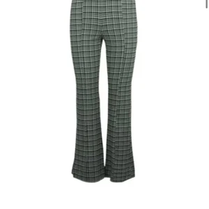 Ganni byxor - Säljer dessa sköna/luftiga och snygga byxor från Ganni i färgen GRÖN. (Se sista bild för hur de sitter på)   Strl 38 och nyskick.