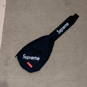 Supreme slingbag - Tja, säljer nu min Supreme slingbag, jag tror att den är äkta men är inte helt 100, väskan är i bra skick och snygg