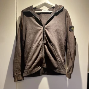 Stone Island zip hoodie - Nypris:3200 Skick:8/10 Öppen för byten   Dm för fler frågor eller bilder. 100% äkta + Scan