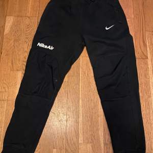 Nike byxor med reflektiva knän