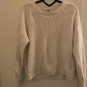 Stickad tröja  - Vit stickad tröja från HM i storlek M 