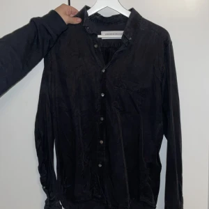 Skjorta  - Snygg skjorta ifrån l’homme rouge, använd få gånger 