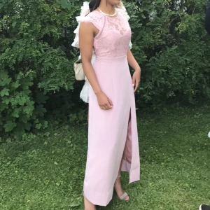 Balklänning  - Fin balklänning, använd en gång så är i fint skick. Köparen står för frakten ❤️