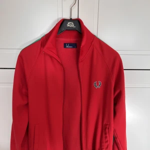 Fred Perry Zip - Red Perry Zip Röd/Grön cond 10/10