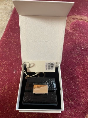 Mini AirPods väska  - Hej jag säljer en helt nytt AirPods väska. Butik pris 499kr Mitt pris 300kr