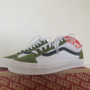 VANS skor grönvita - Helt oanvända, storlek 42,5. Modellen är Vans ’Calla Green”. Lådan ingår, kan mötas upp i Göteborgsområdet.