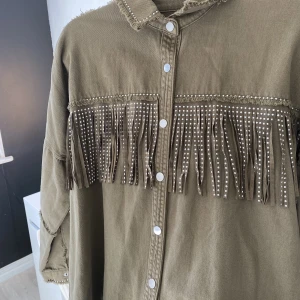 Jeansjacka - As snygg jeansjacka från Zara som inte kommer till användning! Nyskick, storlek XS men sitter som en S!😇🙏🏼 Perfekt nu till våren!!❤️‍🔥💃🏼