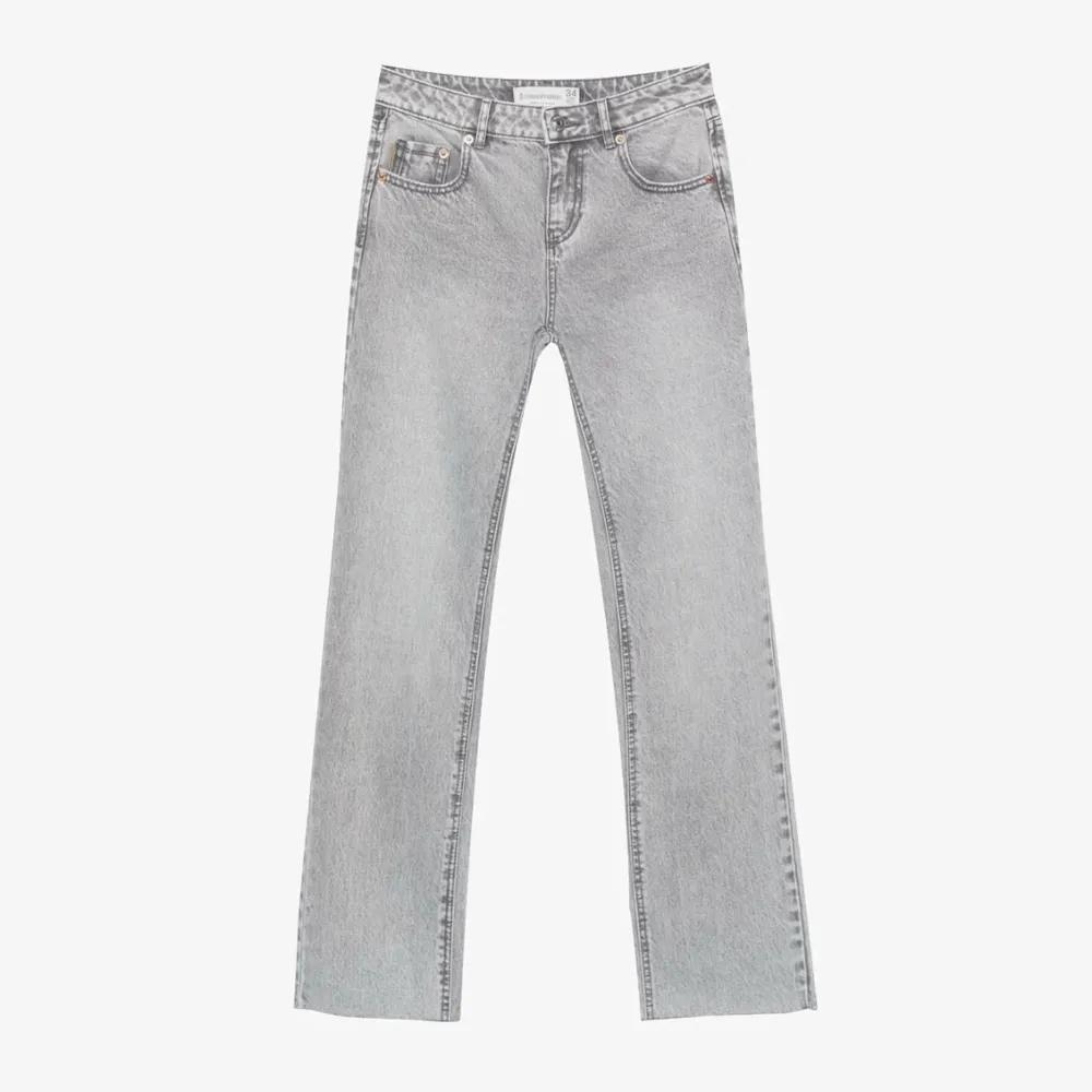 Säljer dessa gråa skit snygga jeans från stradivarius eftersom jag glömde att skicka tillbaka dem, så endast testade.💕💕 Low waist/mid waist beroende på hur man vill ha dem. Säljer för 266kr inkl frakt.. Jeans & Byxor.