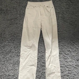 Weekday rowe jeans - Rowe jeans från weekday. Ljusbeiga storlek 26/32