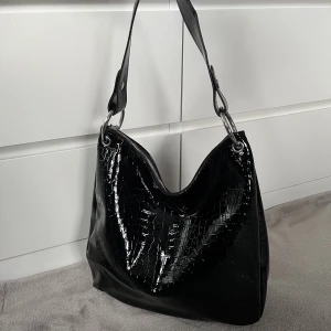 Hobo väska. - Svart hoboväska från hm. Köpt för några år sedan, finns ej kvar på hemsidan. Tyvärr aldrig kommit till användning. 35cm bred. Skulle uppskatta väskan till en strl. M. Skriv vid funderingar💞🤗