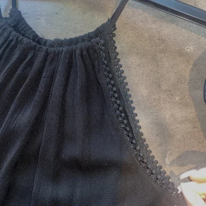 Linne - Fint svart linne med söta detaljer 🖤