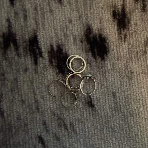 Säljer dessa super fina ringar då det är för små för mig. Aldrig använda!  Ringarna är i färgen silver. (INTE ÄKTA SILVER) skulle gissa på att ringarna är i storleken XS.