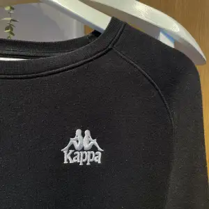 Väl använd KAPPA sweatshirt. Nopprig men som inte syns på långt håll annars bra skick. Köptes på afound för några år sedan. Kan ev sänka priset.  
